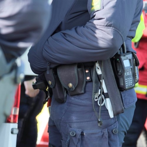 Betjent med radio i bælte